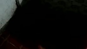 Joven tocándose en hotel con milf